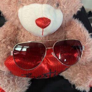 Stylish aviator, Kenneth Cole, sunglasses unisex for any occasion any outfit